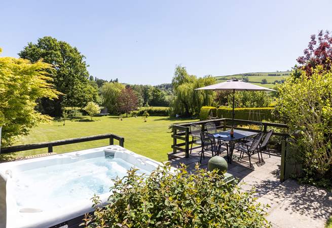 Hot tub, fabulous views, and oodles of space to enjoy. What more could you wish for!