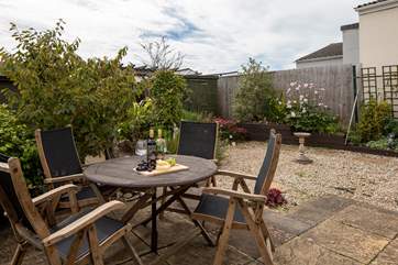 Dining al fresco in your fully enclosed patio area is a real treat - especially on a sunny day!