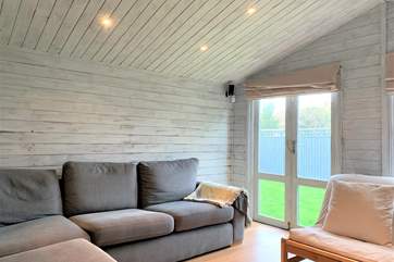 The outhouse accessed by the garden is perfect in all weathers to enjoy. Take advantage of a film night here!