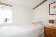 The cosy single bedroom.
