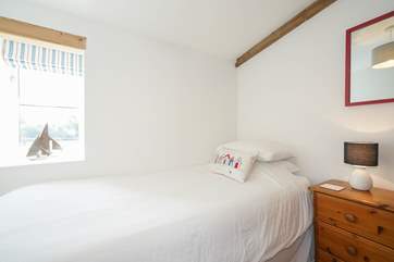 The cosy single bedroom.