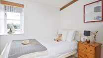 The cosy single bedroom.