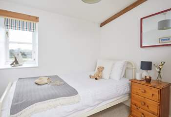 The cosy single bedroom.