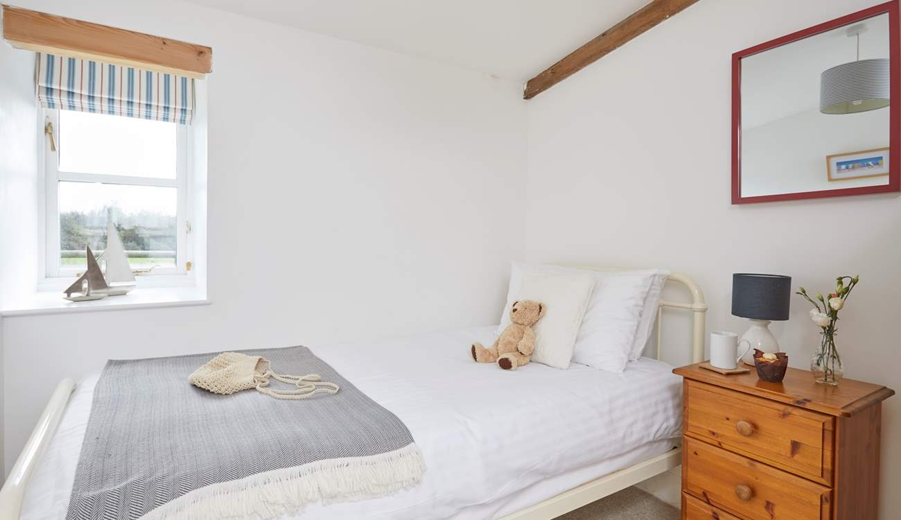 The cosy single bedroom.