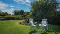 The communal green area is ideal to enjoy field games with your family. 