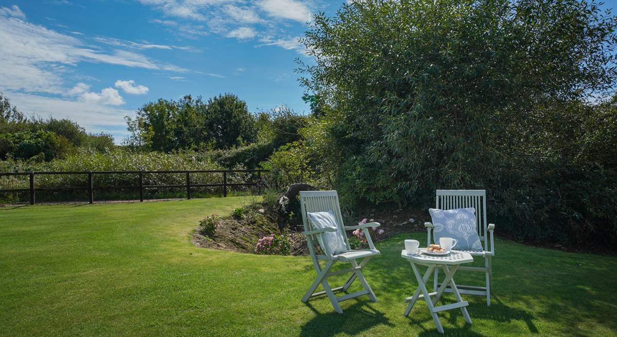 The communal green area is ideal to enjoy field games with your family. 