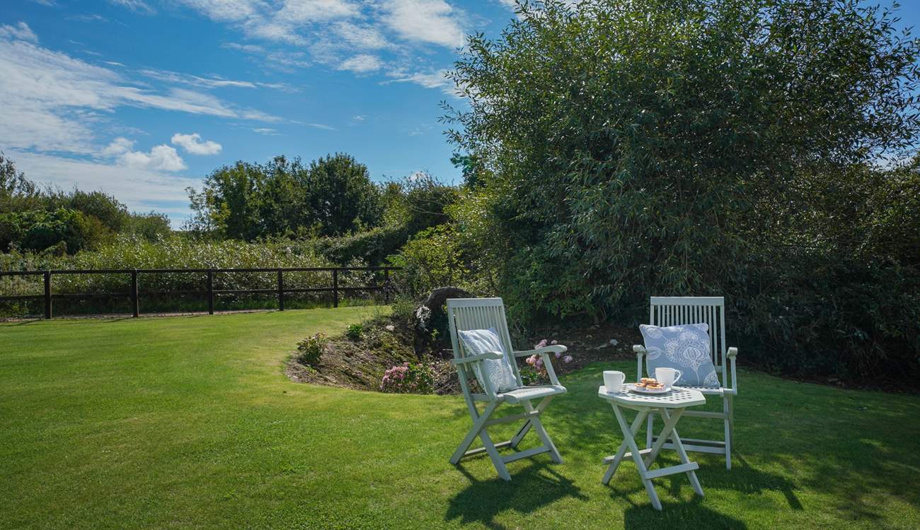 The communal green area is ideal to enjoy field games with your family. 