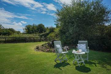 The communal green area is ideal to enjoy field games with your family.