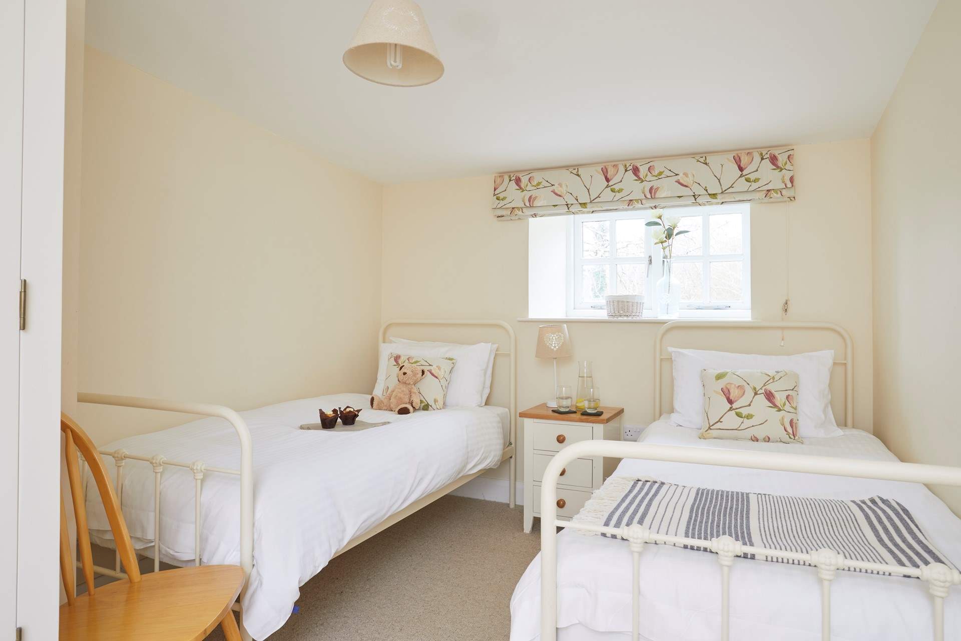 The lovely twin bedroom. 