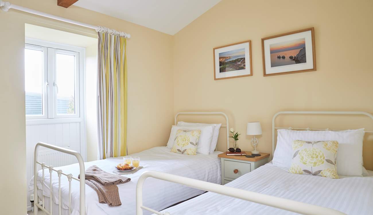 The pretty twin bedroom.