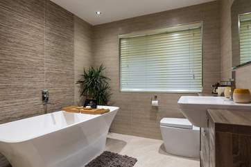 The rather fabulous family bathroom.