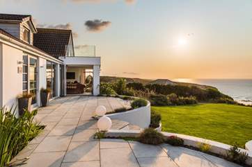 Step out from the sitting-room onto the terrace and enjoy a sundowner.