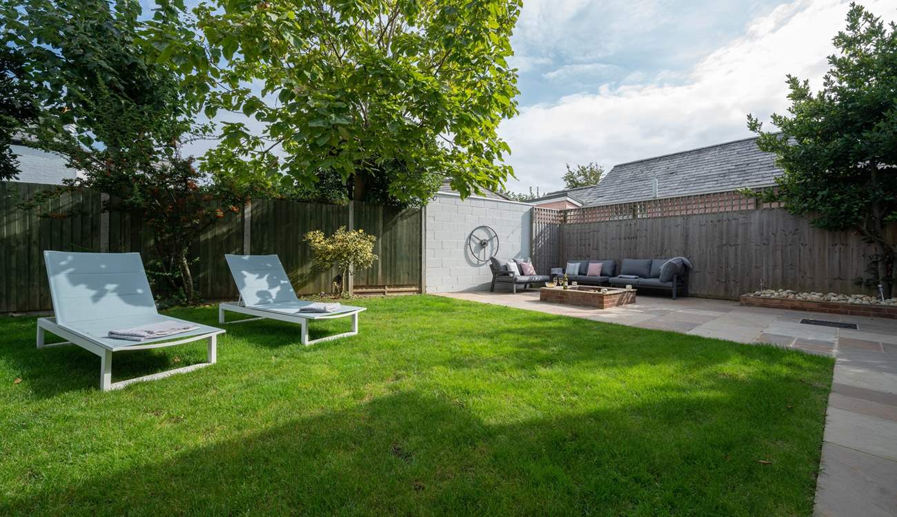 Spill out to the gorgeous garden and enjoy the Island's sunshine. 