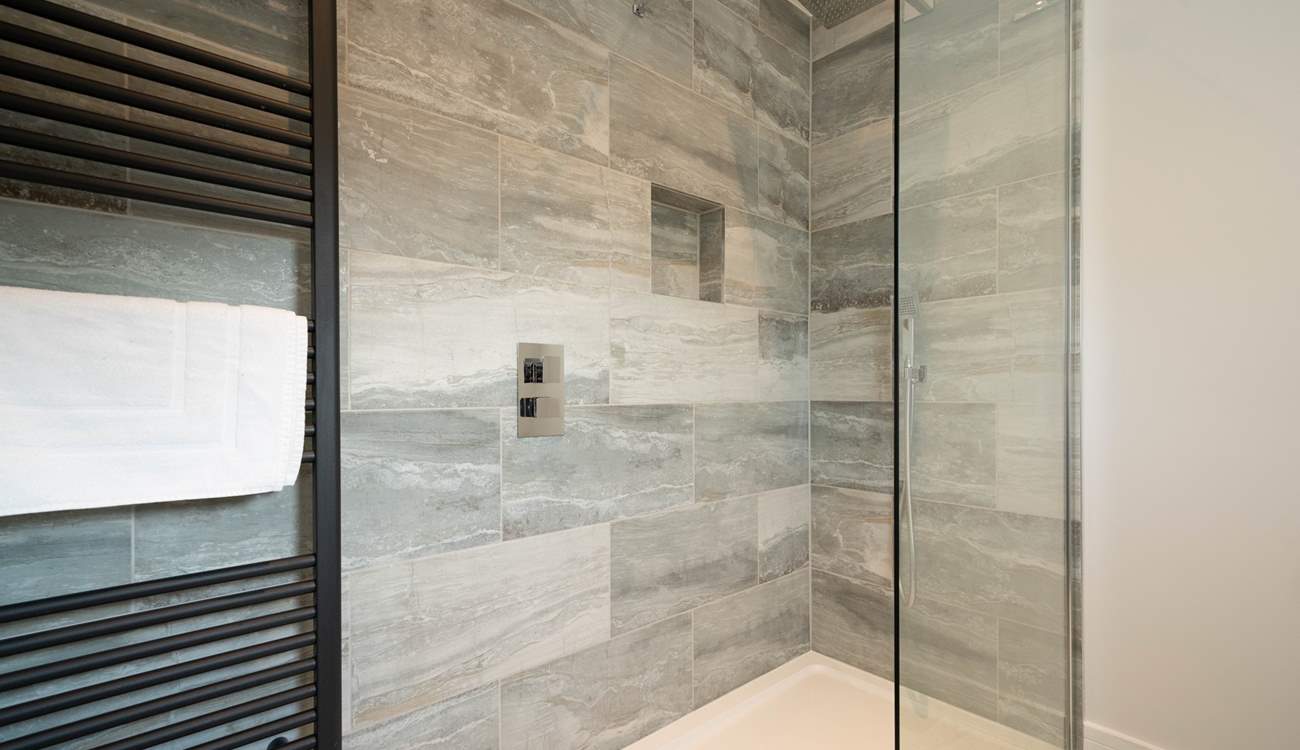 ...with an en suite modern shower-room. 