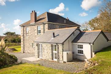 Roskorwell Manor has step-free access in to the annexe.