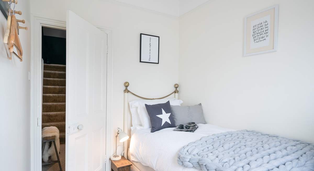 Sweet single room, with full size bed.