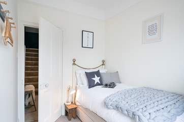 Sweet single room, with full size bed.
