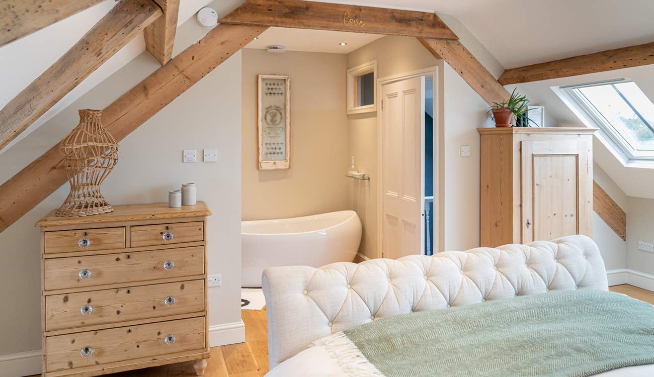 Tasteful en suite bathroom off main bedroom.