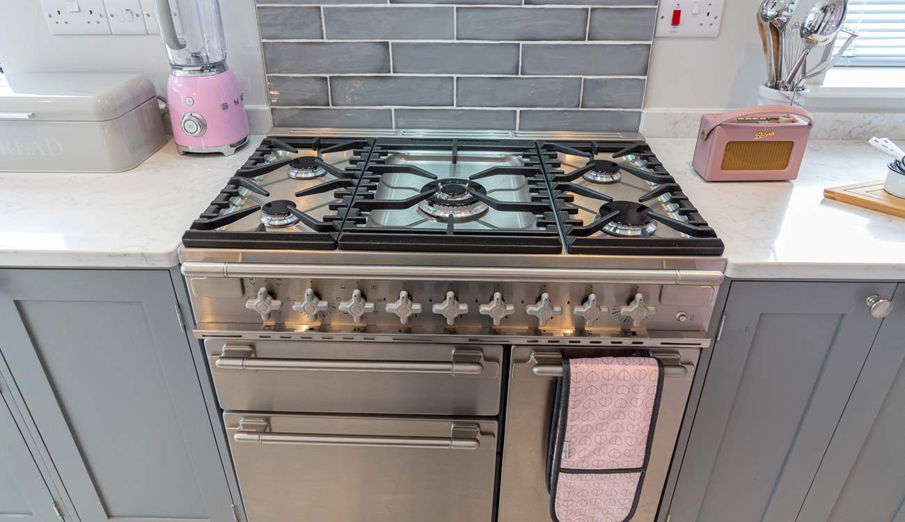 Fully equipped kitchen for family holidays.