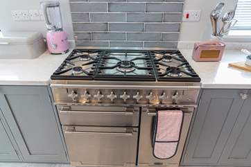 Fully equipped kitchen for family holidays.