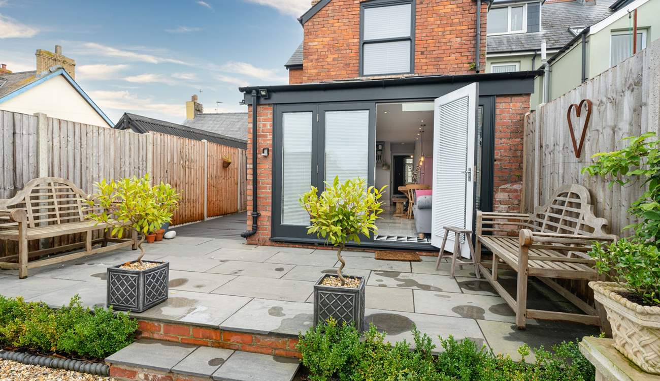 Ideal for a sundowner on a summer's night.