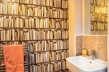 The downstairs toilet has the most fabulous wallpaper.