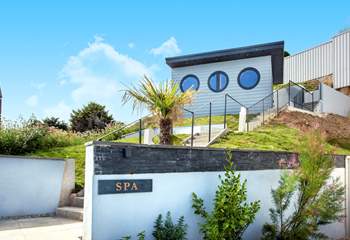 Exquisitely positioned on the cliff top, this little spa is the perfect place to relax and unwind. 