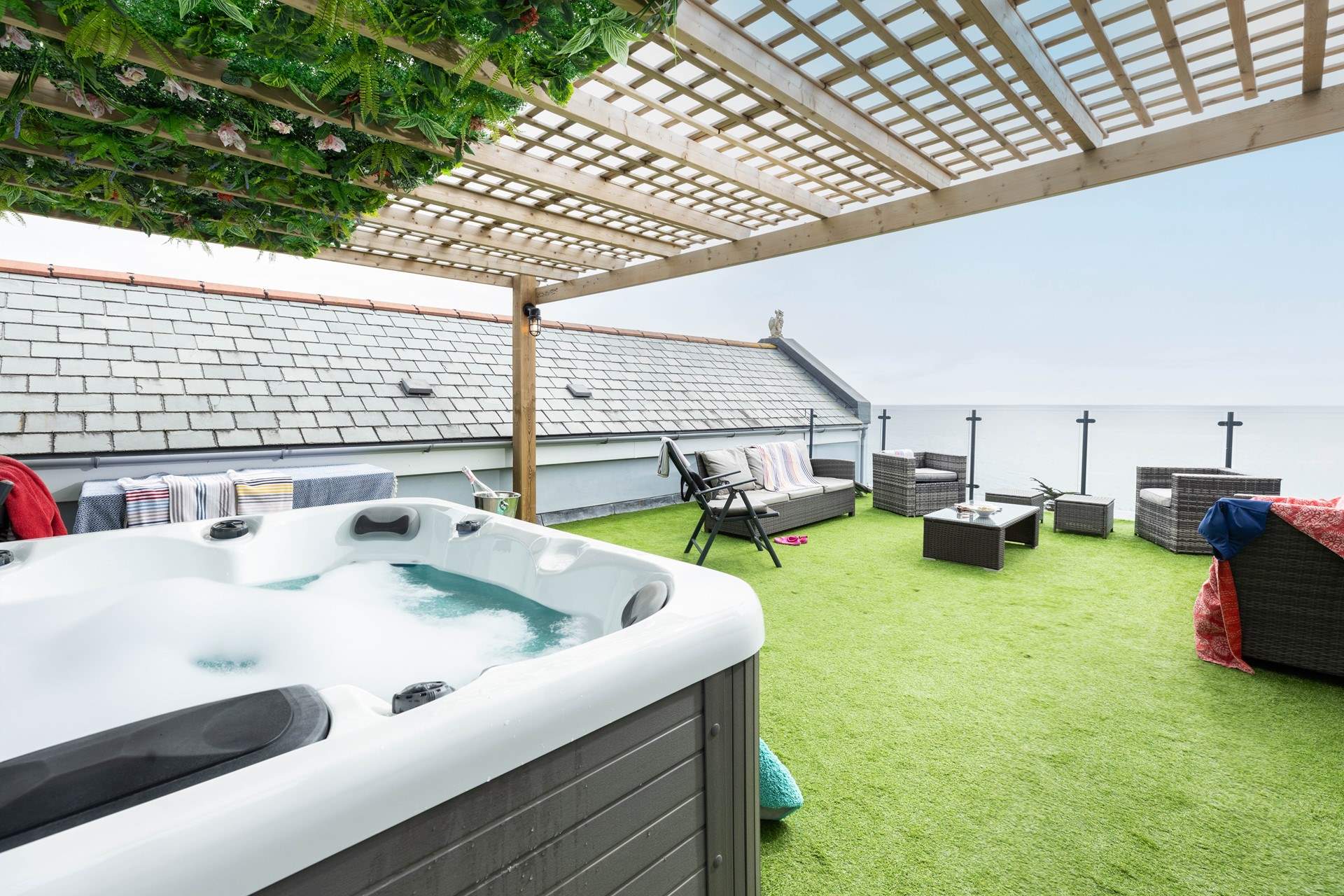 The icing on the cake - the roof terrace with a hot tub!