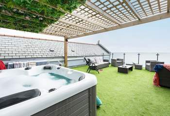 The icing on the cake - the roof terrace with a hot tub!