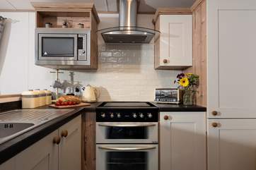 The well-equipped kitchen has all you could need to rustle up a scrummy supper.