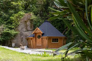 Your impressive barbecue hut. Make the most of the day and enjoy your evenings in here come rain or shine!