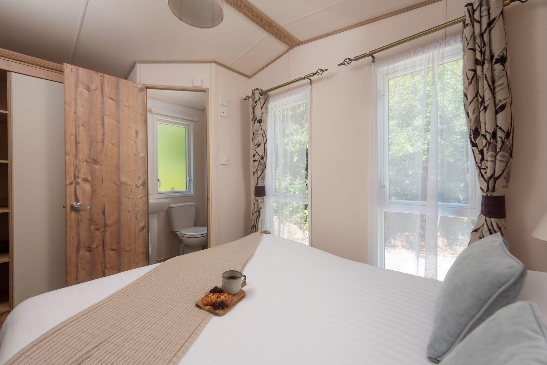 With an ensuite W/C and wash basin. 