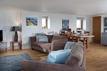 Woon Summer has a lovely spacious open plan living-room.