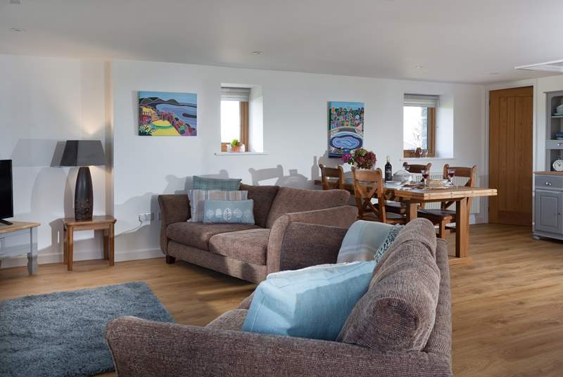 Woon Summer has a lovely spacious open plan living-room. 