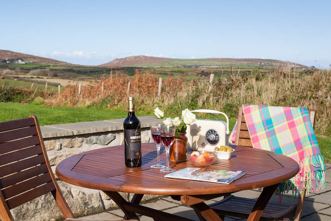 Enjoy leisurely holiday meals in the open air with a truly wonderful backdrop.