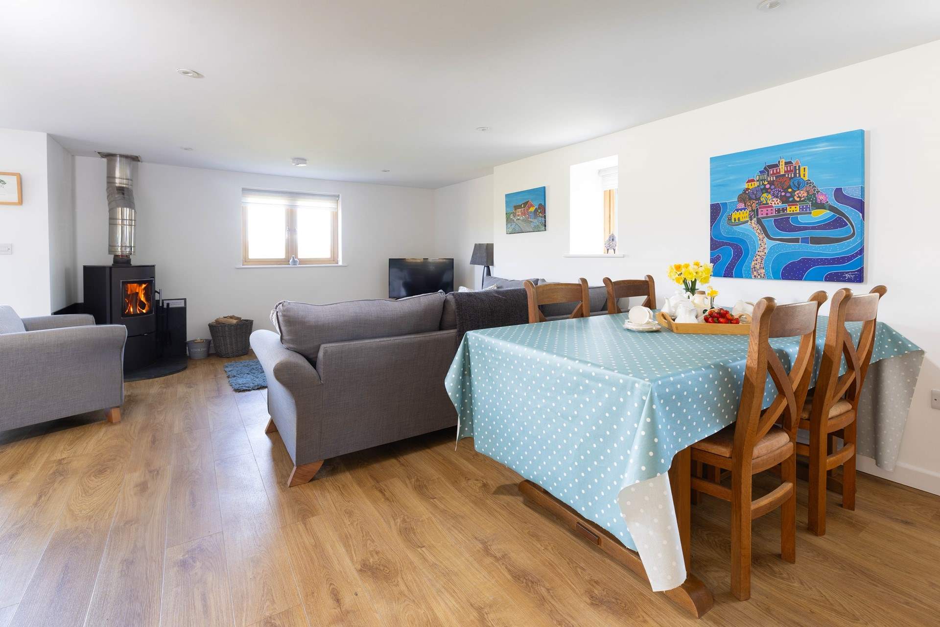 Woon Summer has a lovely spacious open plan living-room. 