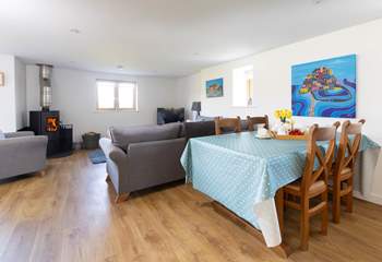 Woon Summer has a lovely spacious open plan living-room. 