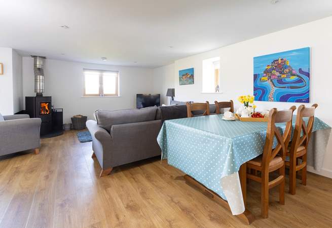 Woon Summer has a lovely spacious open plan living-room. 