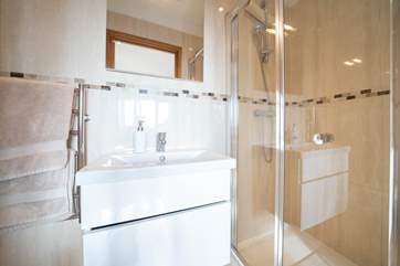 ...also offers an en suite shower-room.