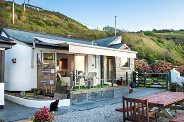 The friendly owner lives next door, with their friendly dog and cat and is on hand if you need any help or advice but will leave you in peace to enjoy your stay. They have a separate entrance way to their home.
