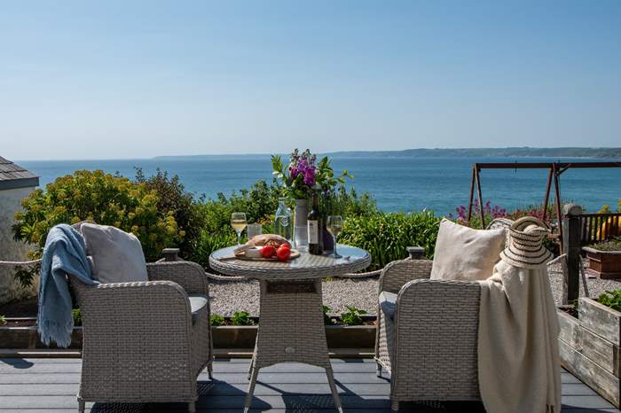 The Hideaway at Polhawn is a 1 bedroom cottage with sea views near Whitsand Bay, South Cornwall.