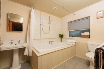 This Jack and Jill en suite is shared between the main bedroom and one of the twin bedrooms.