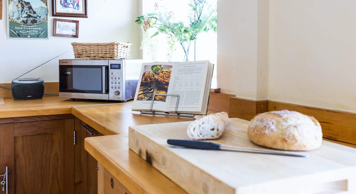 Cook up a storm on the sturdy wooden worktop.