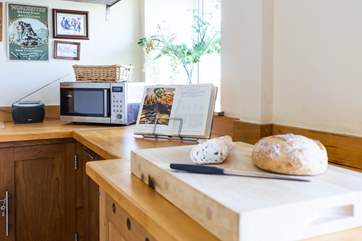 Cook up a storm on the sturdy wooden worktop.