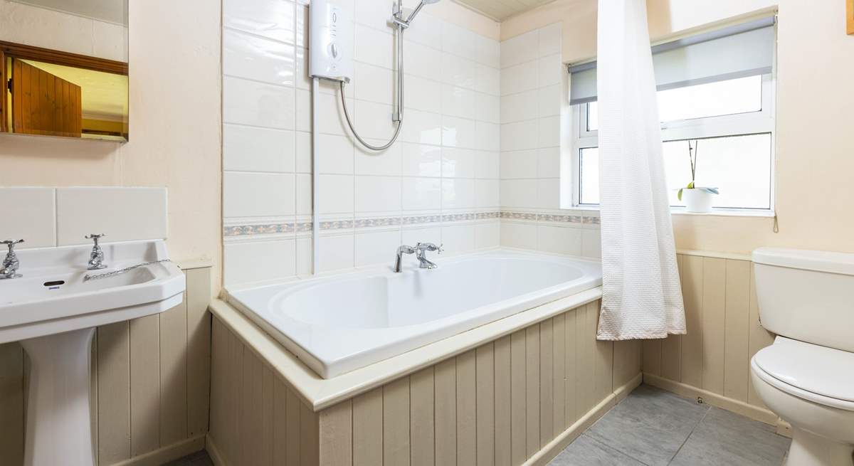 This Jack and Jill en suite is shared between the main bedroom and one of the twin bedrooms.