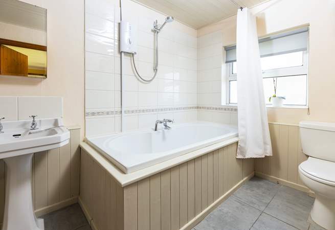 This Jack and Jill en suite is shared between the main bedroom and one of the twin bedrooms.