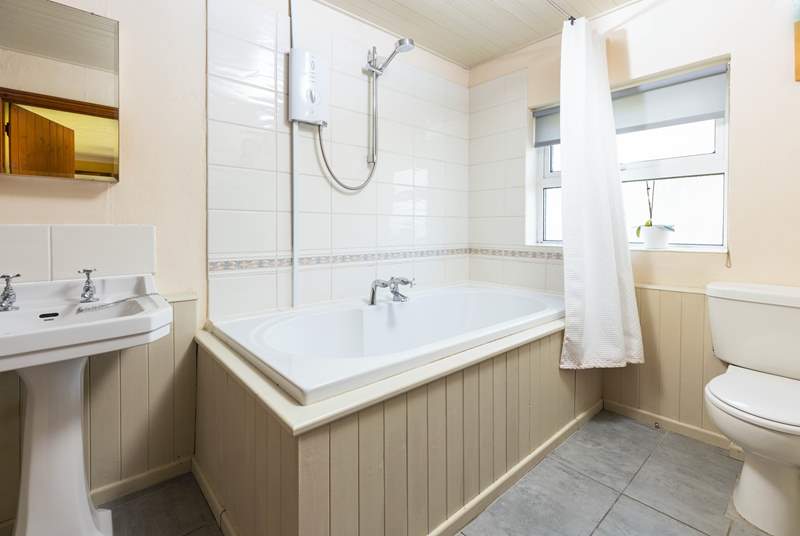 This Jack and Jill en suite is shared between the main bedroom and one of the twin bedrooms.