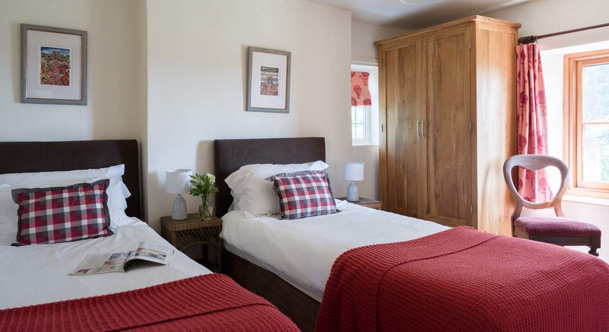 Spacious twin-room with lots of storage
