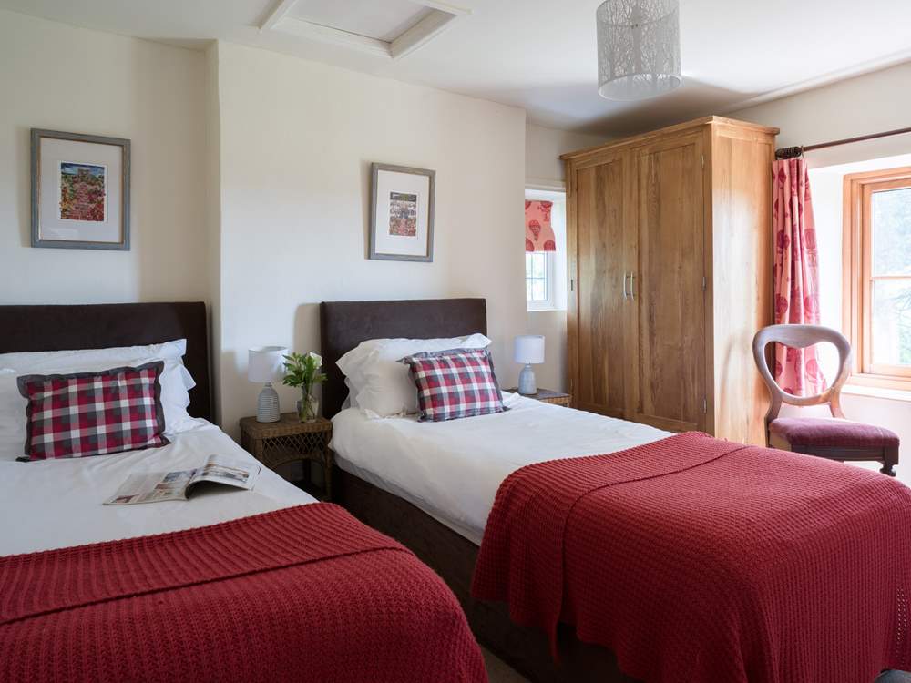 Spacious twin-room with lots of storage