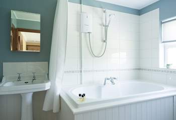 Lovely bright and generous upstairs Jack & Jill bathroom